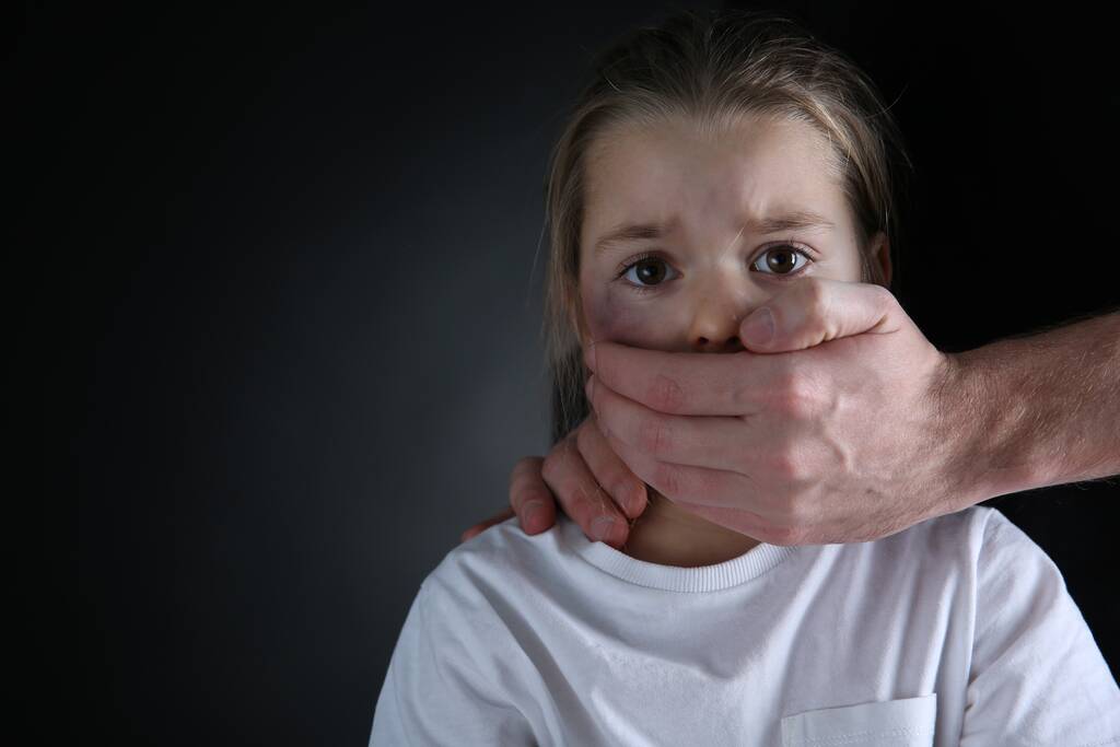 Siyah arka planda korkmuş küçük kızın ağzını kapatan bir adam, mesaj için boşluk. Aile içi şiddet - Fotoğraf, Görsel