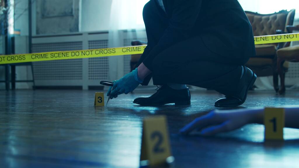 Ντετέκτιβ που συλλέγει στοιχεία σε σκηνή εγκλήματος. Ιατροδικαστές που ειδικεύονται στο σπίτι ενός νεκρού. Η έννοια της έρευνας ανθρωποκτονιών από επαγγελματία αστυνομικό. - Φωτογραφία, εικόνα