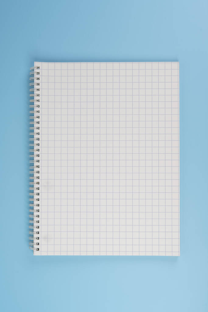 egy jegyzetfüzet spirállal és négyzet alakú lapokkal - Fotó, kép