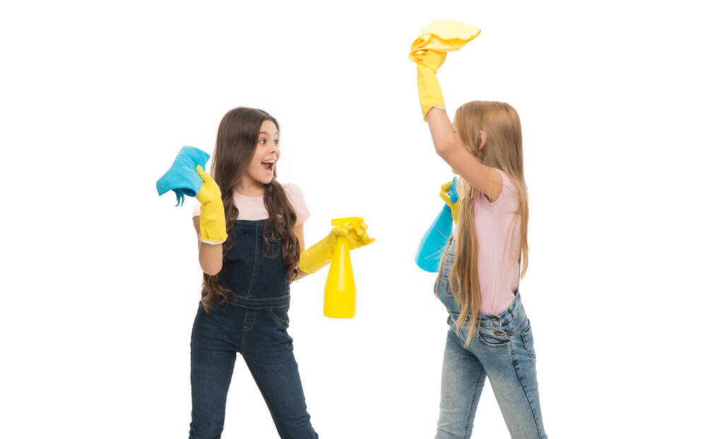 自然に家を掃除する。掃除の女性だ。スプレーやワイパーで国内清掃を提供する愛らしい子供たち。幸せな小さな女の子身に着けている黄色のゴム手袋のためのクリーニング家. - 写真・画像
