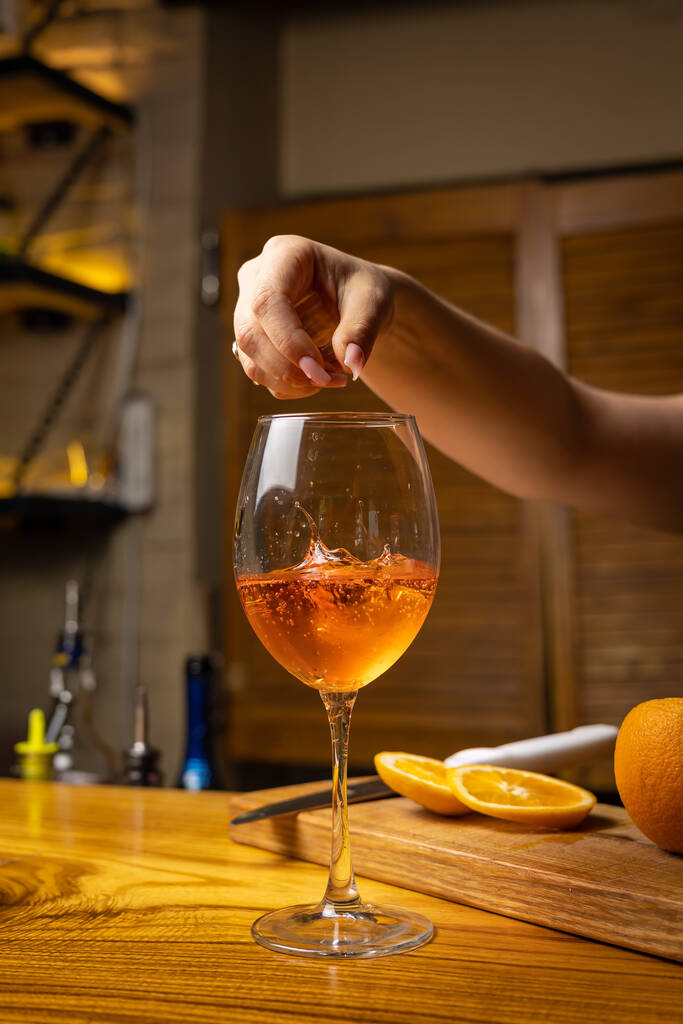 Een barman bereidt een cocktail in de bar van het restaurant - Foto, afbeelding