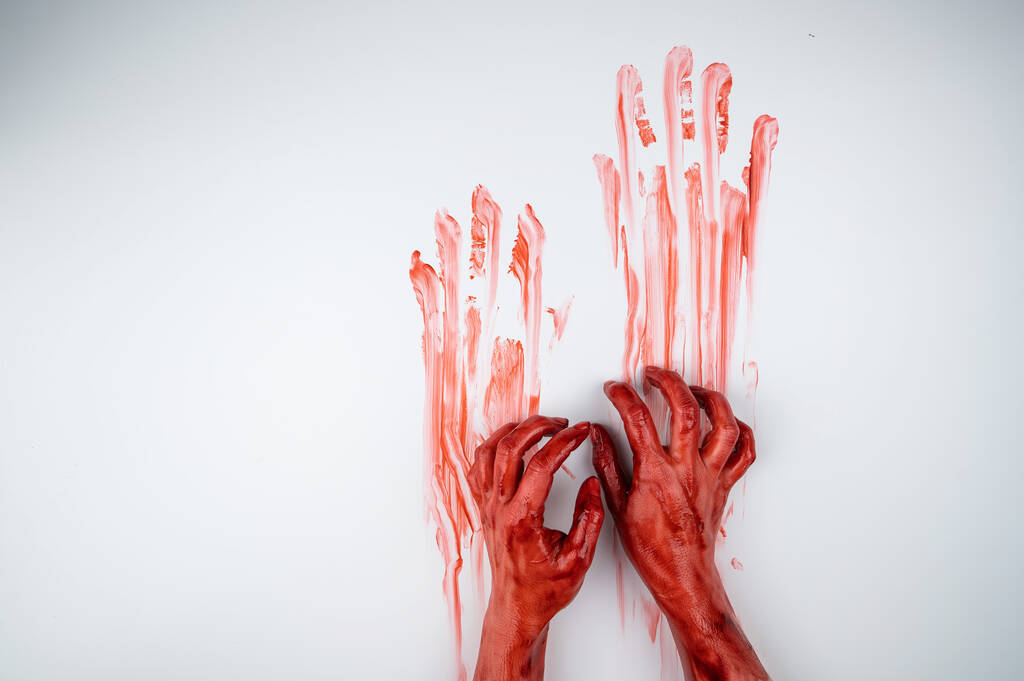 Mains féminines dans le sang sur fond blanc - Photo, image