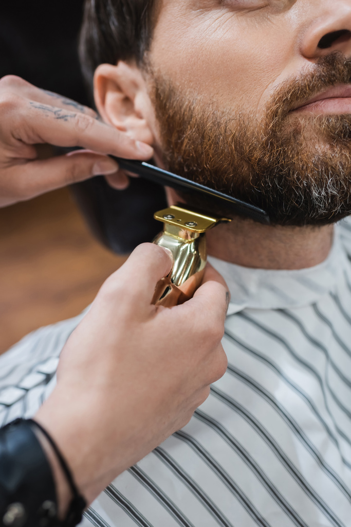 обрізаний вид перукарської обрізки бороди людини з застібкою для волосся
 - Фото, зображення