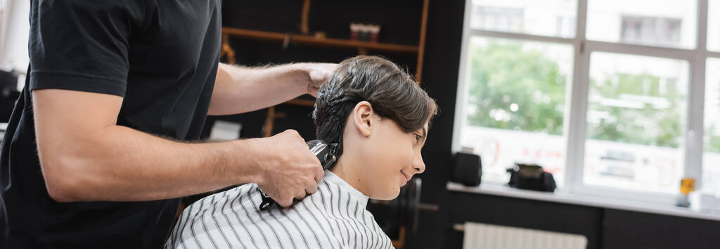 バーバーショップバナーの10代の顧客の美容師トリミング首の側面図 - 写真・画像