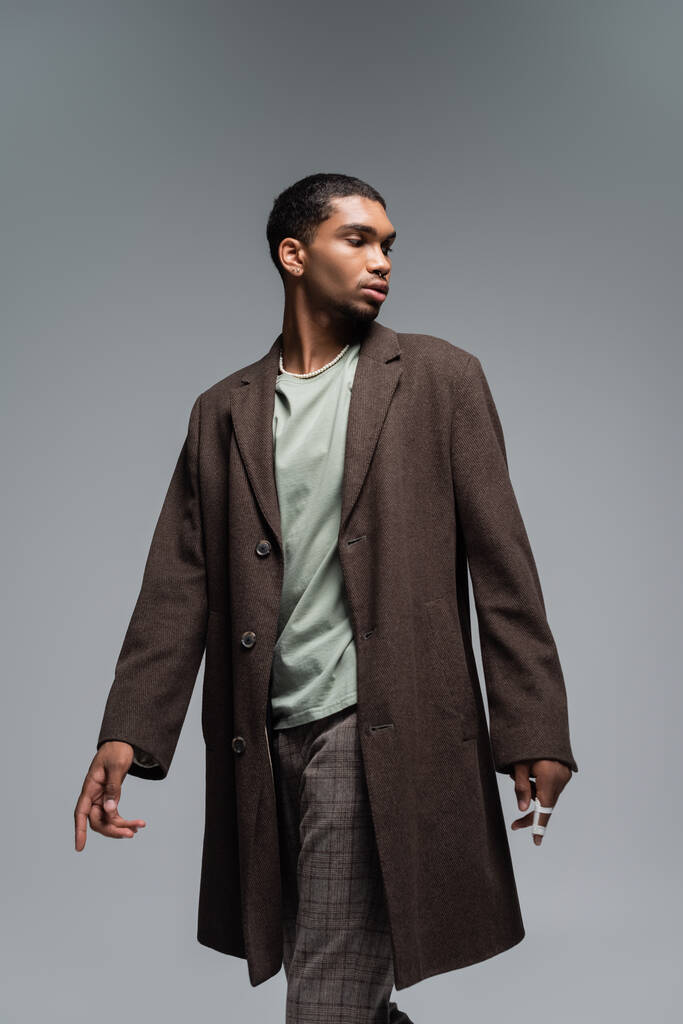 fiatal afro-amerikai férfi gyapjú kabát álló elszigetelt szürke  - Fotó, kép