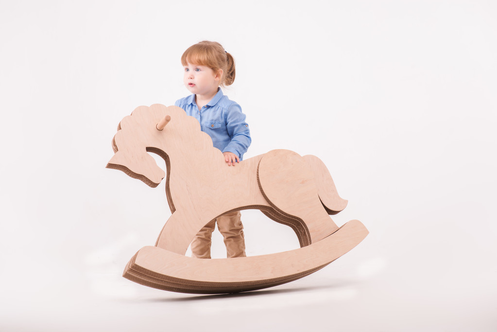 Ребенок с игрушечной лошадью
 - Фото, изображение