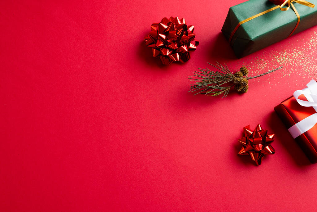 Bild der Weihnachtsdekoration mit Geschenken und Kopierraum auf rotem Hintergrund. Weihnachten, Tradition und Festkonzept. - Foto, Bild