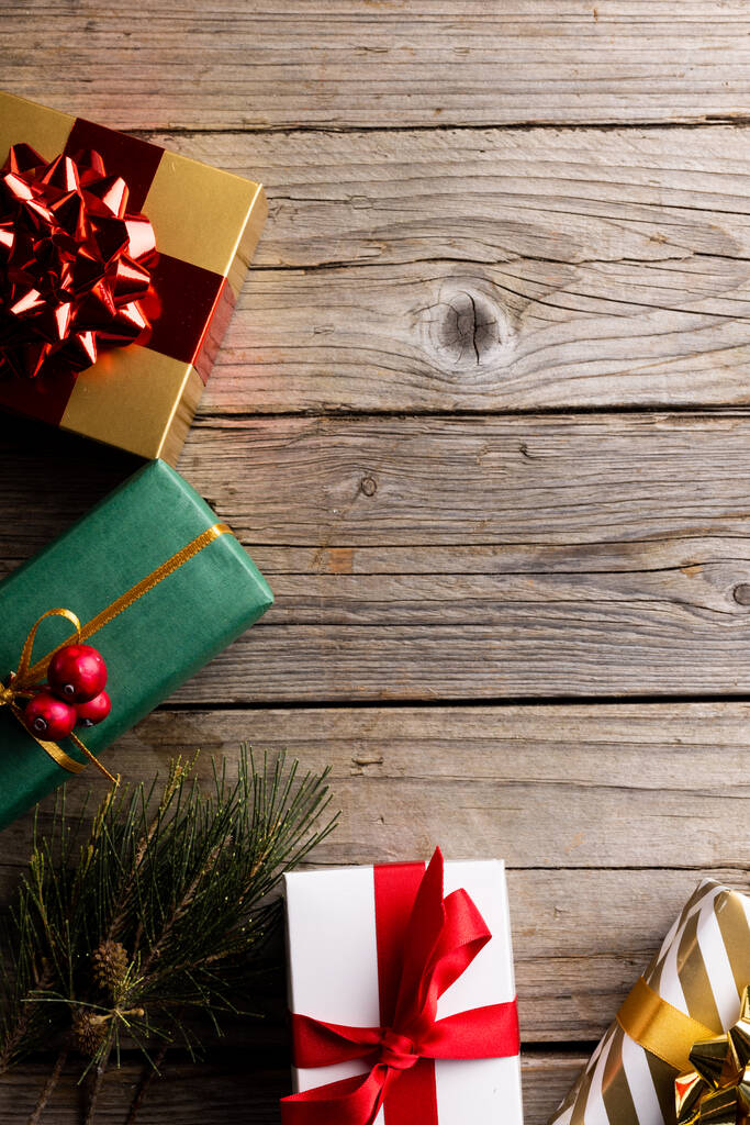 Wizerunek świąteczny ozdoba z prezent i kopia miejsce na drewniany tło. Boże Narodzenie, tradycja i koncepcja świętowania. - Zdjęcie, obraz