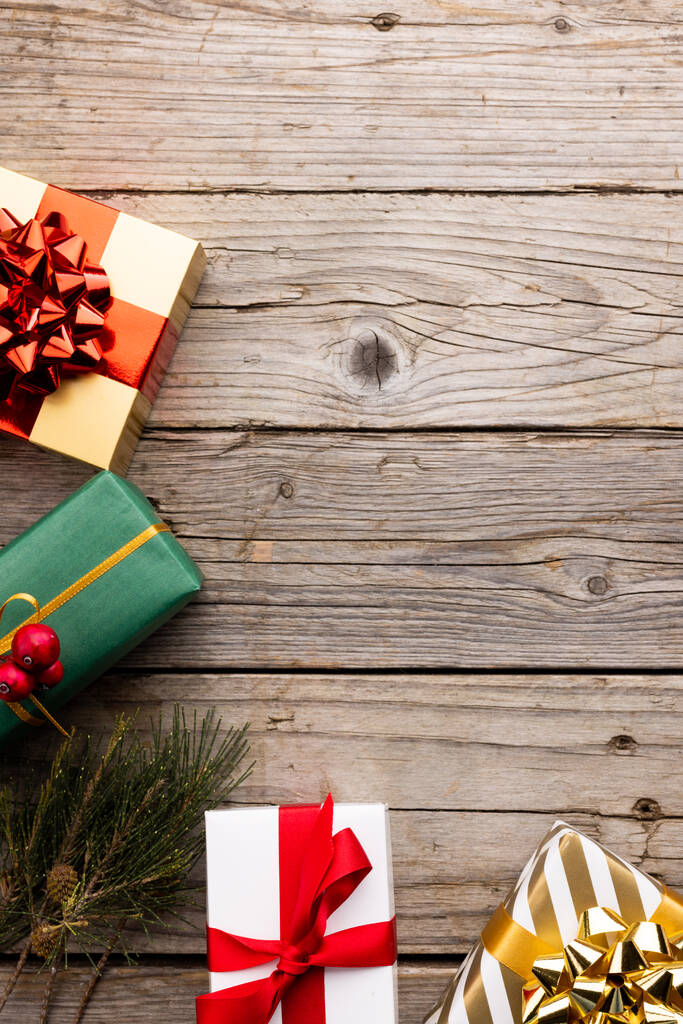 Obrázek vánoční dekorace s dárky a kopírovat prostor na dřevěném pozadí. Vánoce, tradice a koncepce oslav. - Fotografie, Obrázek