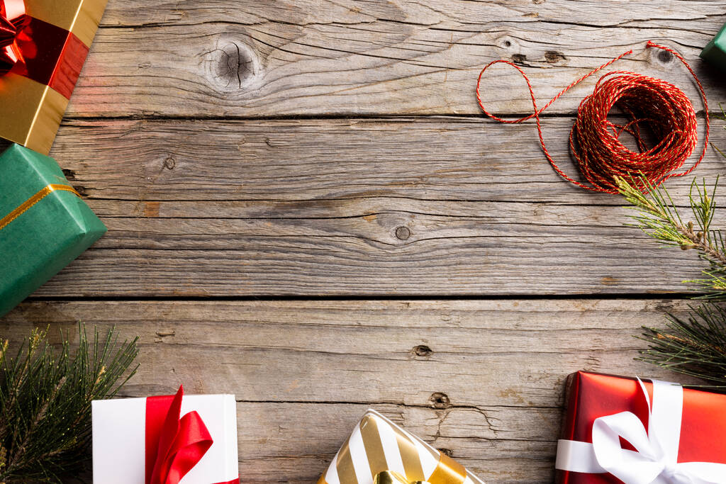 Εικόνα χριστουγεννιάτικης διακόσμησης με δώρα και αντιγραφή χώρου σε ξύλινο φόντο. Χριστούγεννα, παράδοση και εορταστική έννοια. - Φωτογραφία, εικόνα