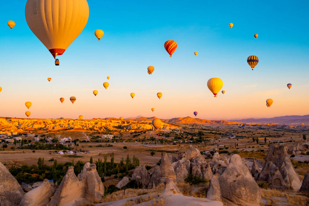 Balões de ar quente brilhantes flutuando no céu ao pôr do sol - Foto, Imagem