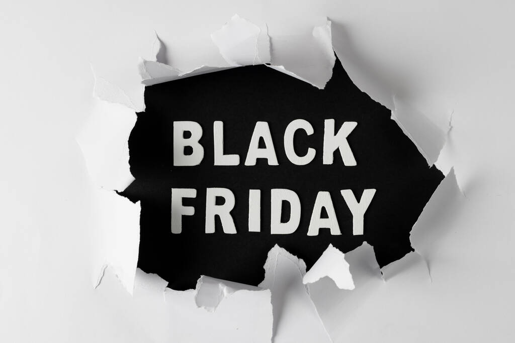 Zusammensetzung aus weißer Papierkarte und schwarzem Freitagstext. Einzelhandel, Shopping und Black-Friday-Konzept. - Foto, Bild
