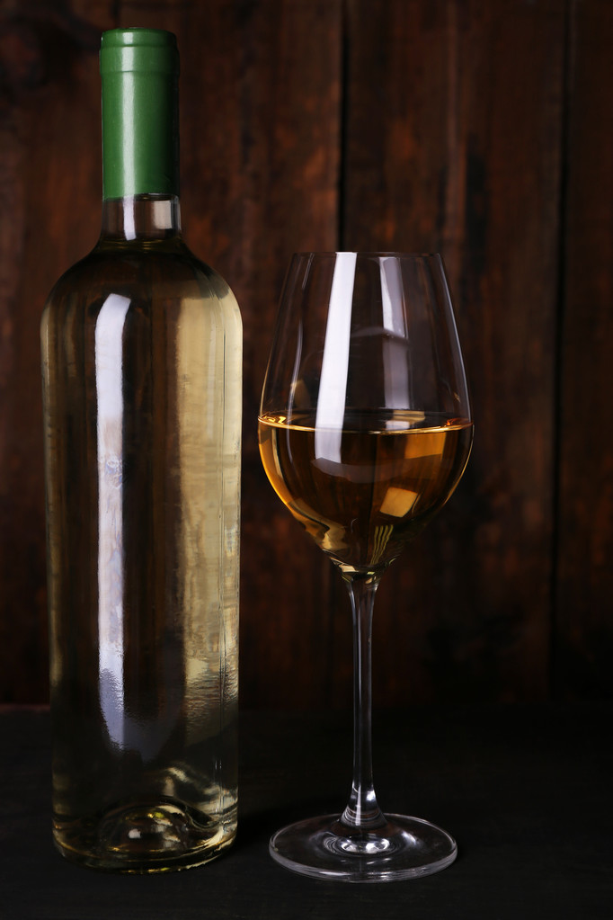 Бутылка вина и виноградный бокал
 - Фото, изображение