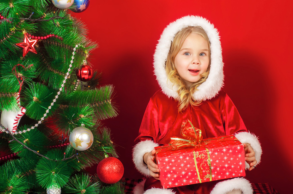 Bambina vicino all'albero di Natale
 - Foto, immagini