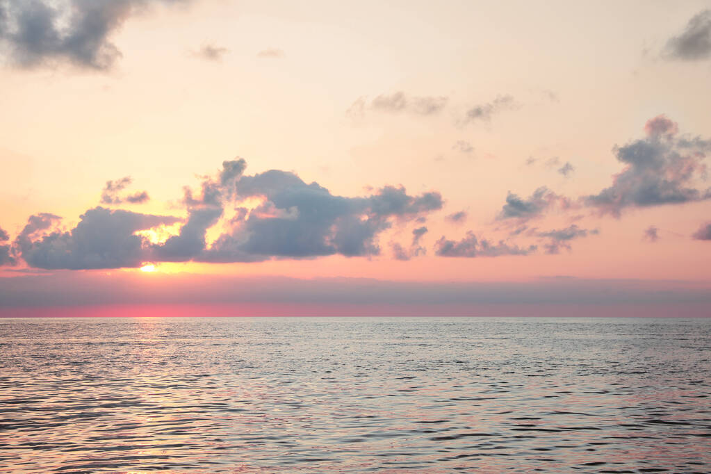 Pittoresca vista sul bellissimo mare al tramonto - Foto, immagini