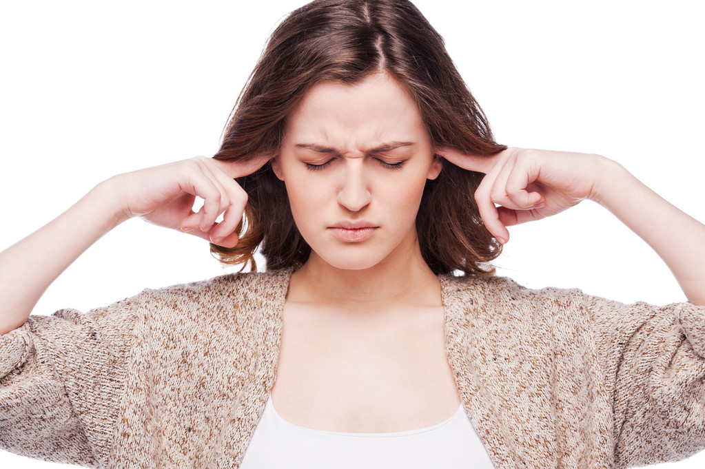 Frustrata giovane donna che copre le orecchie
 - Foto, immagini