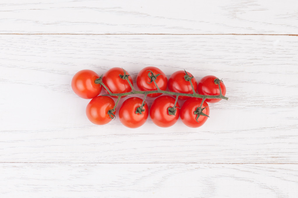 Tomaten auf einem Holztisch - Foto, Bild