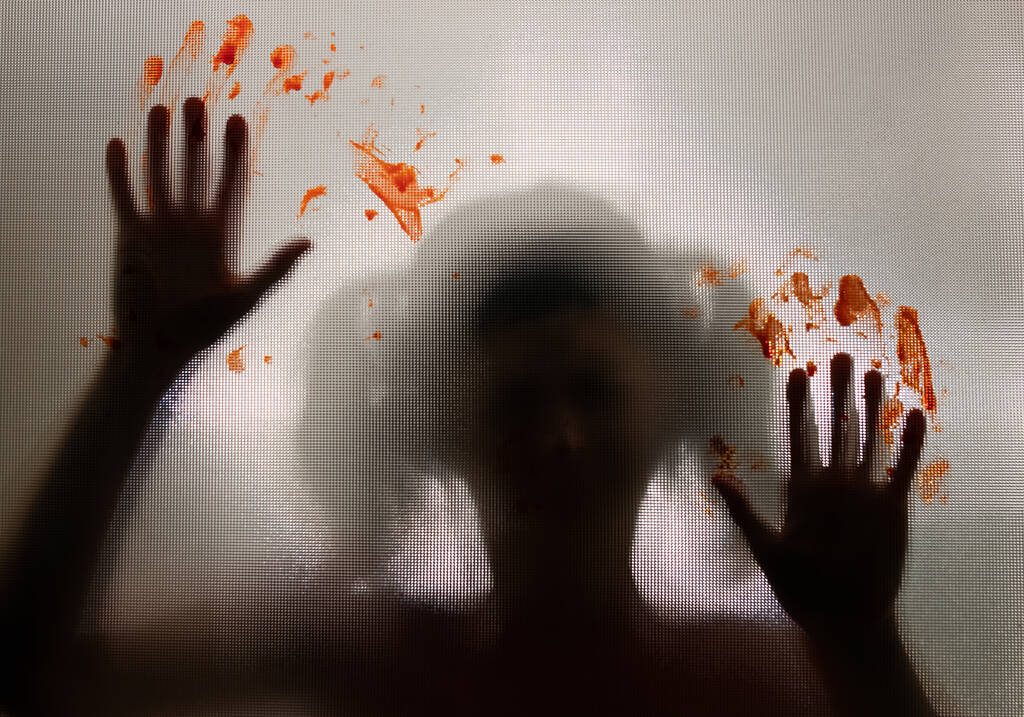 Orrore ragazza fantasma dietro il vetro opaco con le mani insanguinate. Concetto festival di Halloween. - Foto, immagini