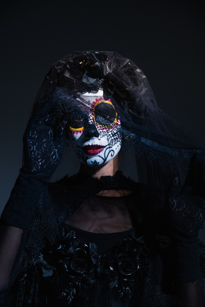 πορτρέτο της γυναίκας σε τρομακτικό Απόκριες μακιγιάζ και μαύρο στεφάνι με δαντέλα πέπλο σε σκούρο φόντο - Φωτογραφία, εικόνα