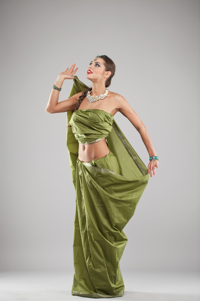 Молодая красивая женщина в индийском зеленом платье
 - Фото, изображение