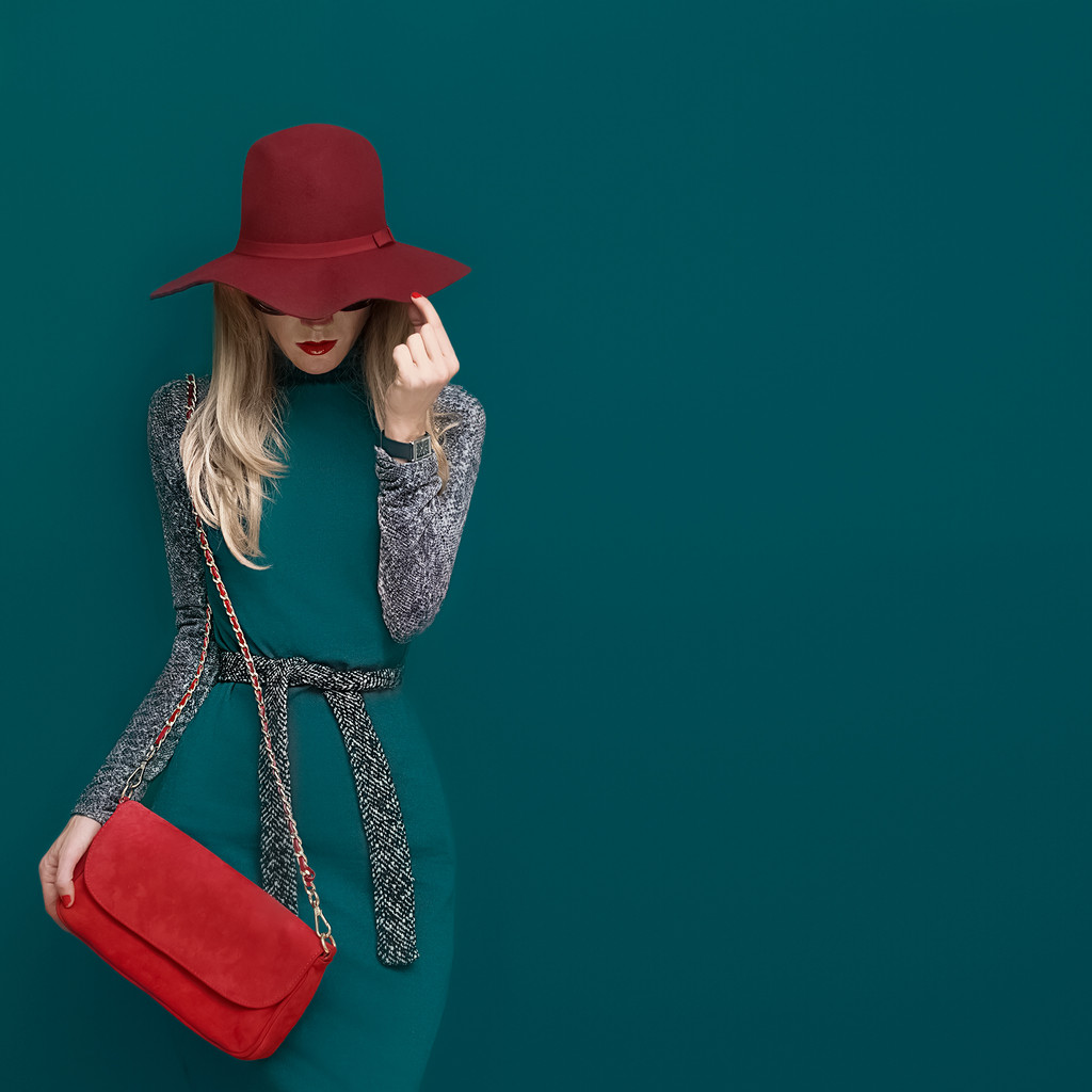 Ihana vaalea malli muodikas punainen hattu ja punainen kytkin gr
 - Valokuva, kuva
