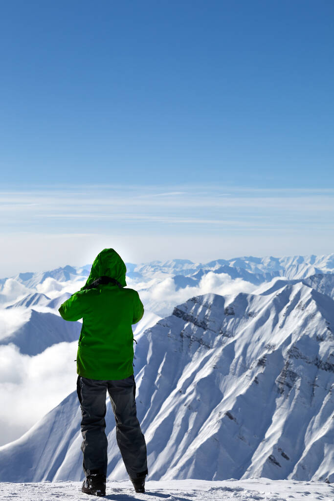Hiihtäjä tekee valokuvan päälle lumiset vuoret mukava aurinko päivä. Kaukasuksen vuoret talvella, Georgia, alue Gudauri.  - Valokuva, kuva
