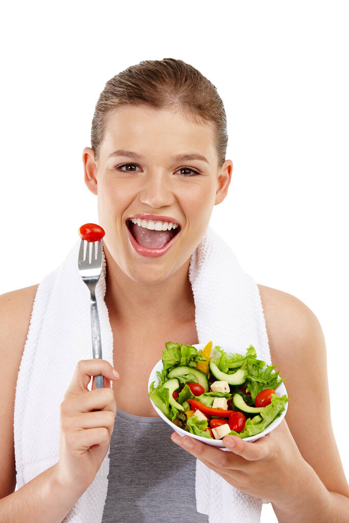 Salataların sıkıcı olmasına gerek yok. Sağlıklı bir genç kızın vücut çalışmasından sonra salatanın tadını çıkarırken kafasından ve omzundan vurulması. - Fotoğraf, Görsel
