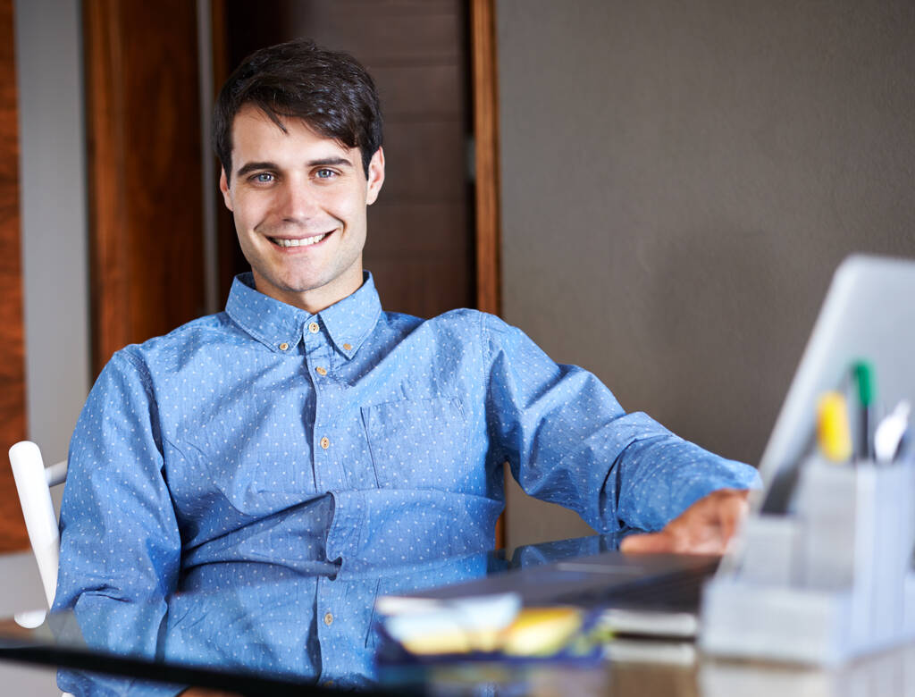 Успех - это серия небольших побед. Портрет успешного молодого бизнесмена, сидящего за рабочим столом - Фото, изображение