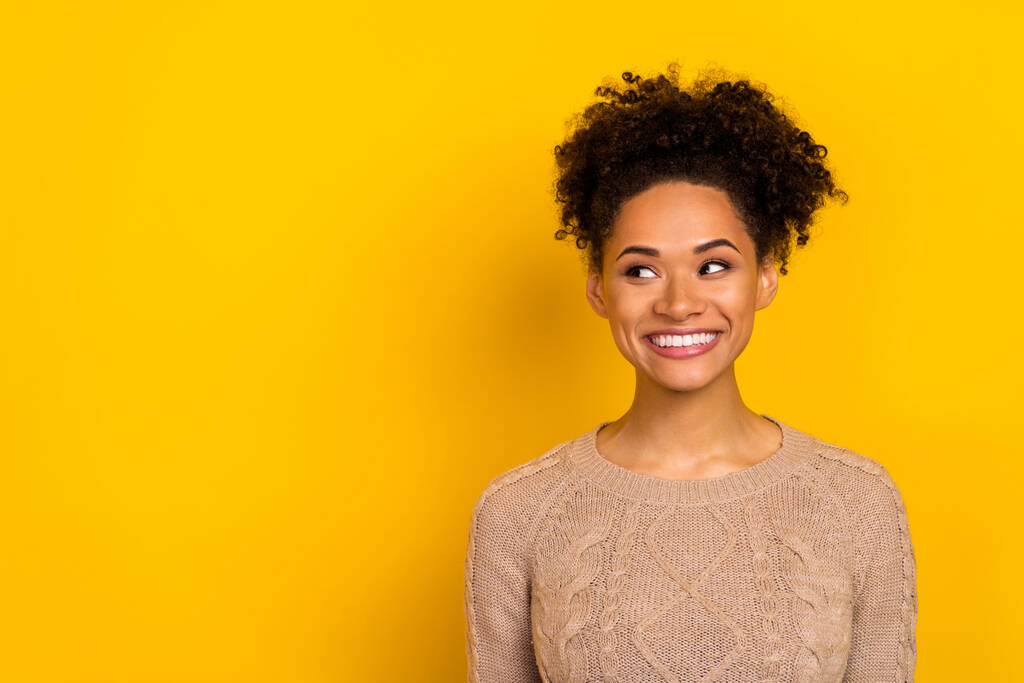 Foto de mulher muito brilhante usar camisola bege sorrindo olhando espaço vazio isolado cor amarela fundo. - Foto, Imagem
