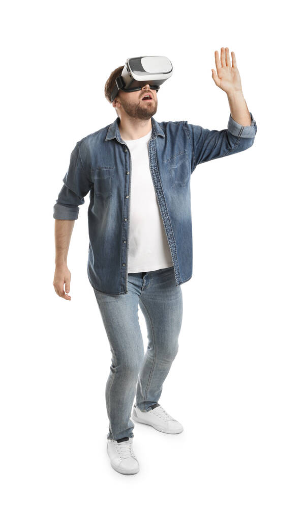 Homme émotionnel utilisant casque de réalité virtuelle sur fond blanc - Photo, image