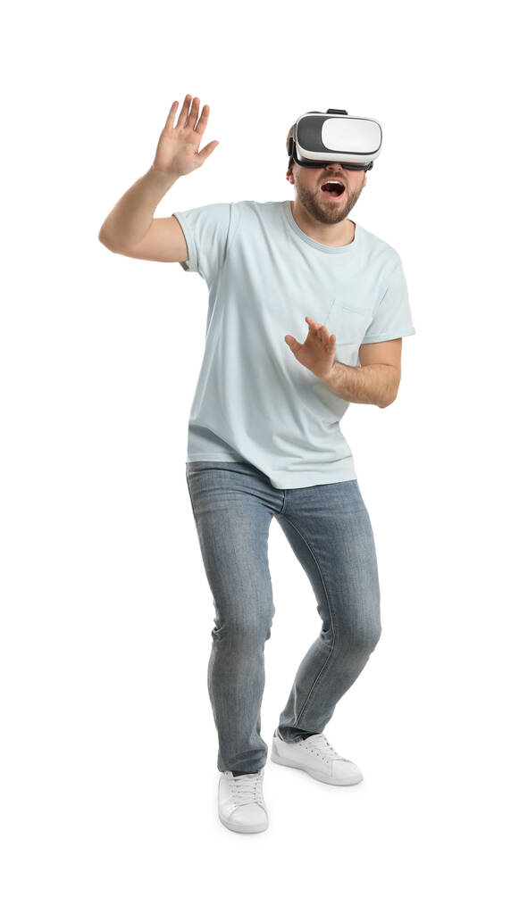 Homem emocional usando fone de ouvido realidade virtual em fundo branco - Foto, Imagem