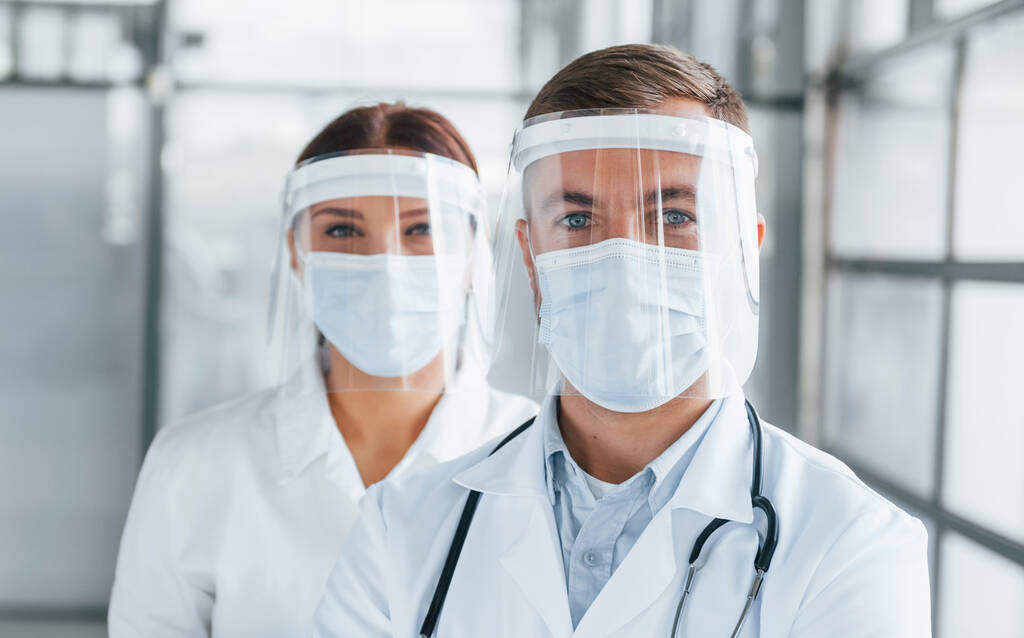 Conceptie van gezondheidszorg. Twee artsen in witte jassen werken samen in de kliniek.. - Foto, afbeelding