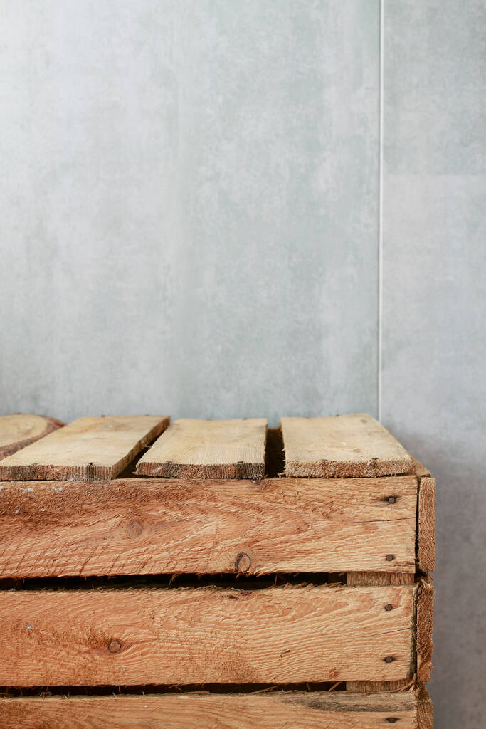Деревянная коробка перед бетонной стеной, копировальное место. Графические ресурсы - Фото, изображение