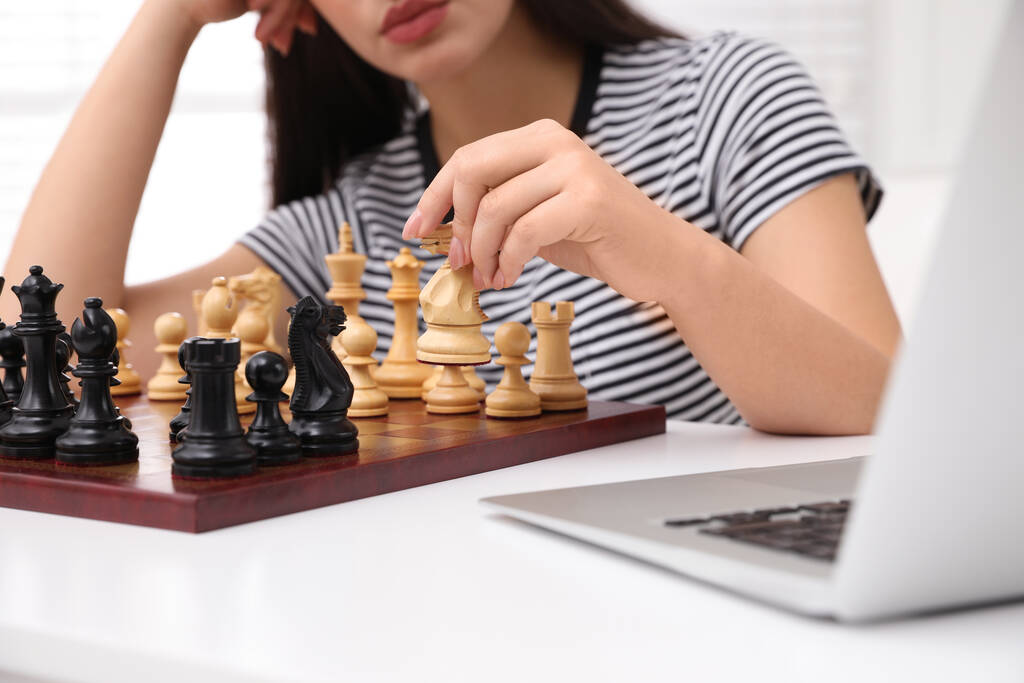 Mujer jugando al ajedrez con su pareja a través de chat de vídeo en línea en casa, primer plano - Foto, Imagen
