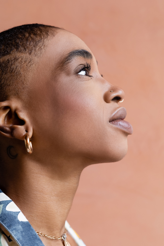 Portret młodej, stylowej, afrykańskiej kobiety odwracającej wzrok na świeżym powietrzu  - Zdjęcie, obraz