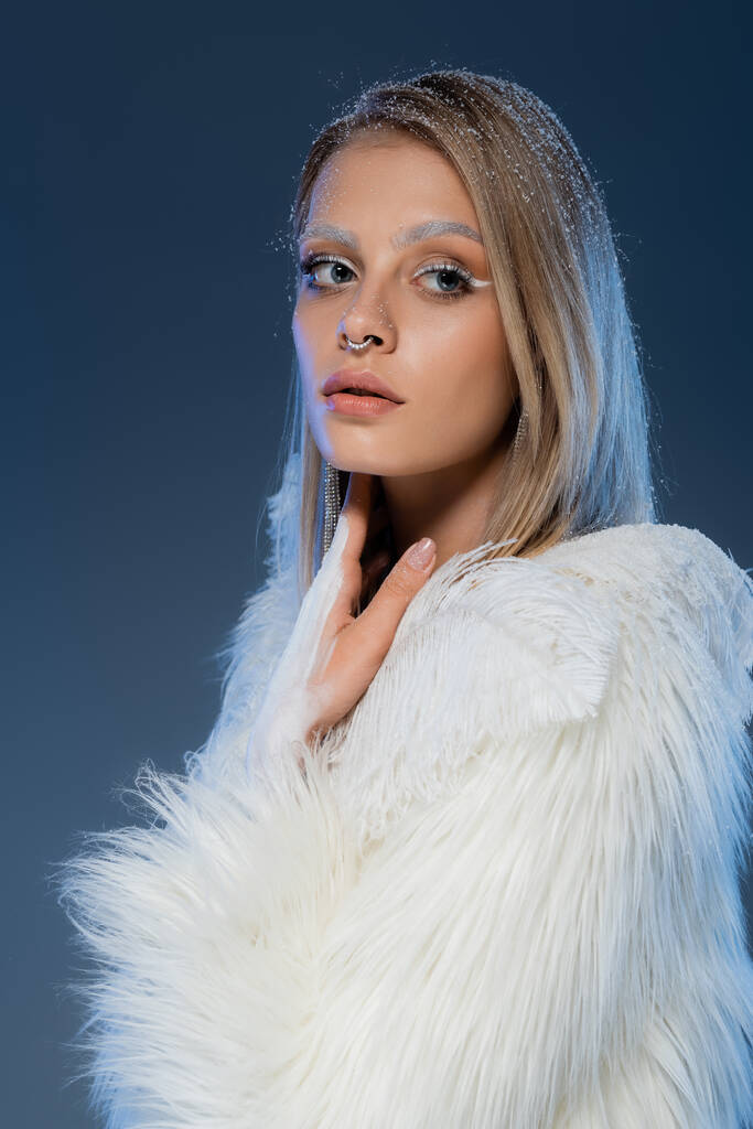 blondi nainen talvi meikki poseeraa valkoinen faux turkki takki tummansininen  - Valokuva, kuva