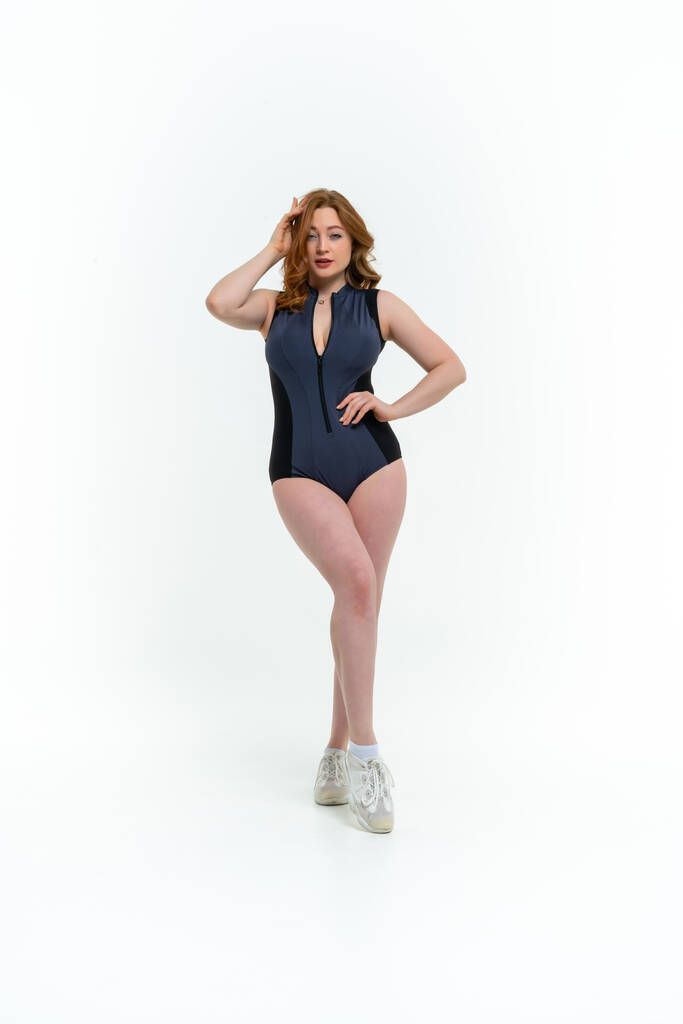 model maat poseren bodysuit op witte achtergrond - Foto, afbeelding