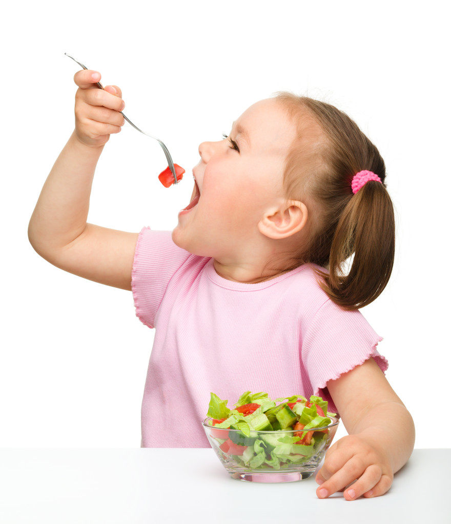 Söpö pikkutyttö syö kasvissalaattia
 - Valokuva, kuva