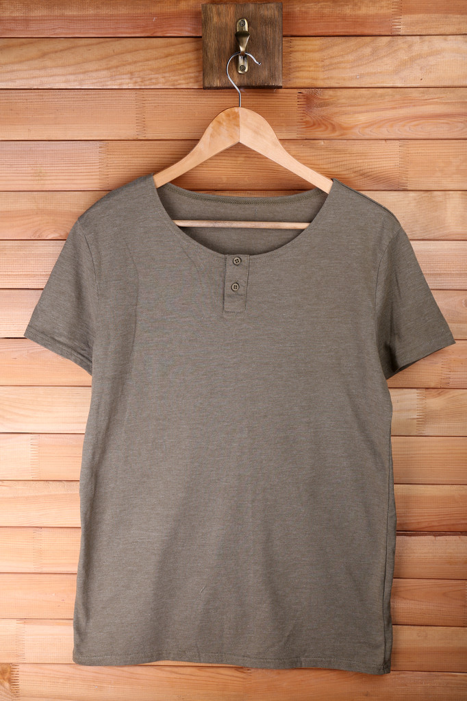 männliches T-Shirt auf Kleiderbügel - Foto, Bild