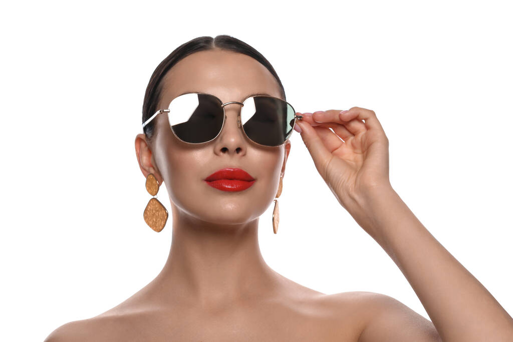 Ελκυστική γυναίκα φορώντας μοντέρνα γυαλιά ηλίου σε λευκό φόντο - Φωτογραφία, εικόνα