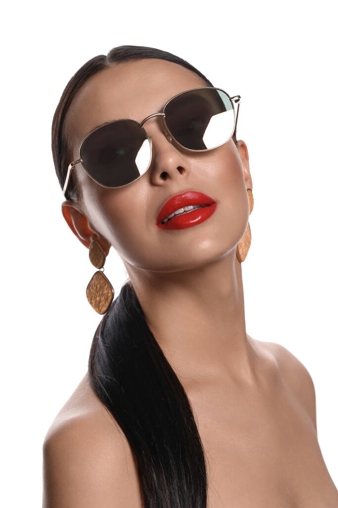 Attraktive Frau mit modischer Sonnenbrille auf weißem Hintergrund - Foto, Bild