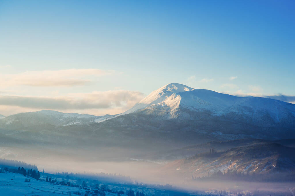 talvi maisema vuoret horisontissa. kuuset lumen peitossa. kaunis talvi maisema. Karpaattien vuoret. Ukraina - Valokuva, kuva