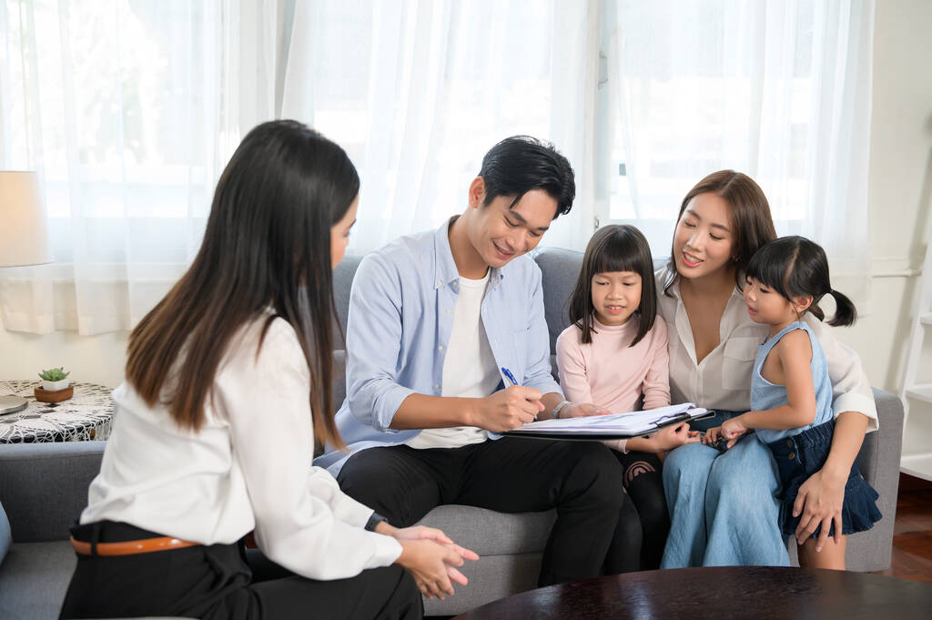Uma reunião familiar asiática com agente imobiliário feminino ou consultor de seguros oferecendo promoções, hipoteca, empréstimo, propriedade e seguro de saúde médica conceito.  - Foto, Imagem