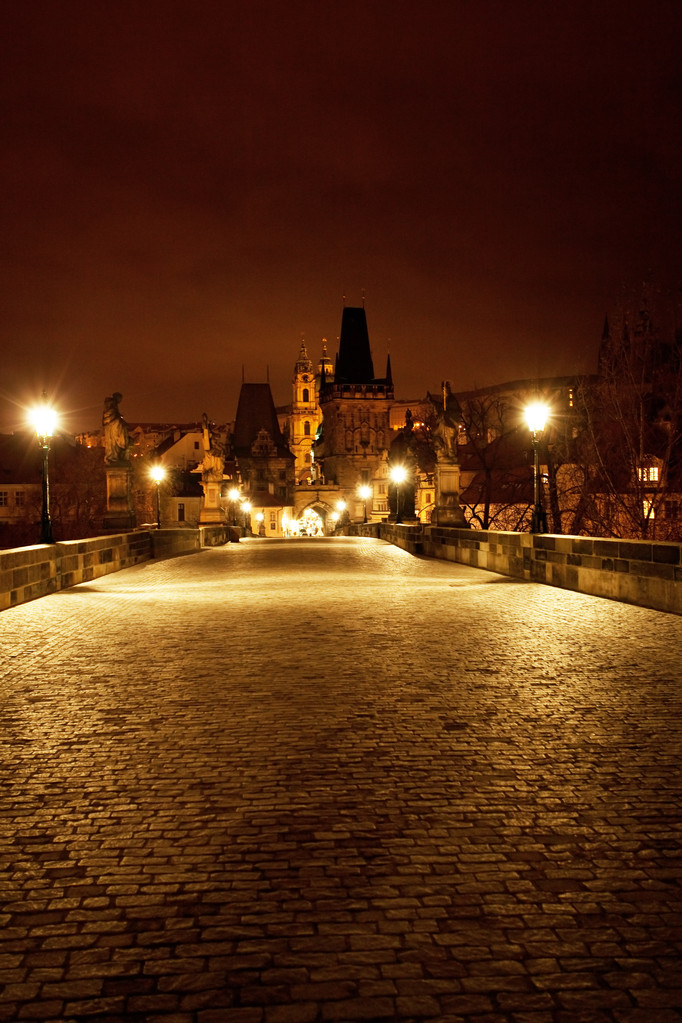 プラハのカレル橋の美しい夜景 - 写真・画像
