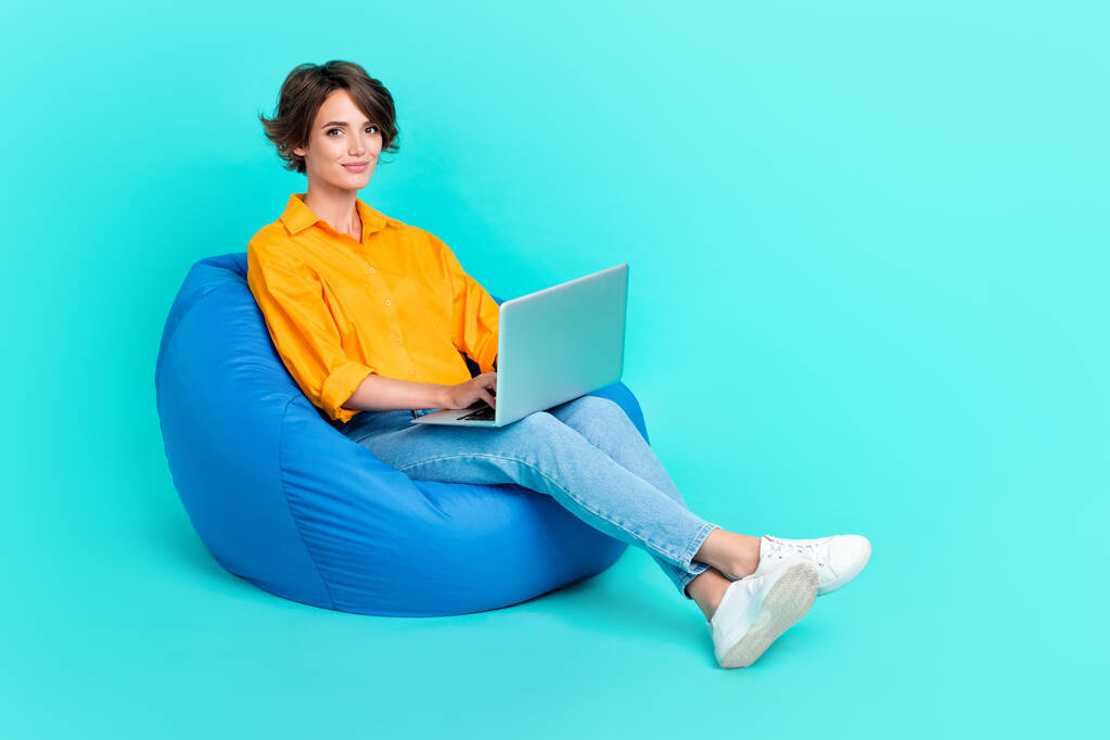 Foto de la señora agradable trabajador sentarse celebrar netbook conferencia de reunión en línea espacio vacío aislado en el fondo de color cian. - Foto, Imagen