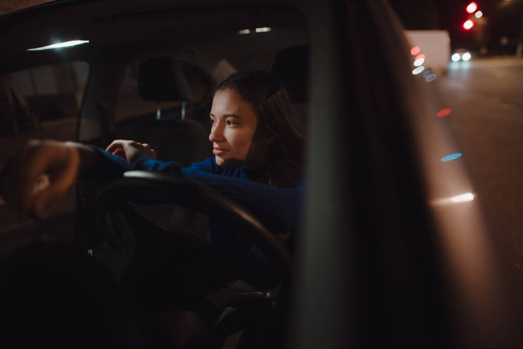 Portrait de femme dans une voiture la nuit - Photo, image