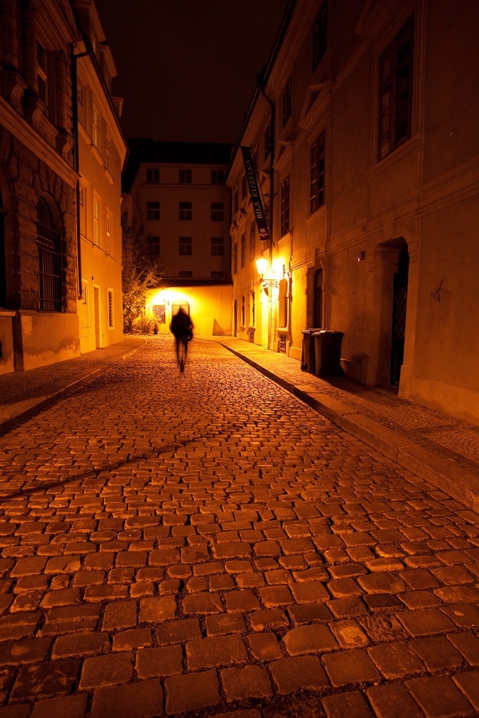 una splendida vista notturna della strada a Praga
 - Foto, immagini
