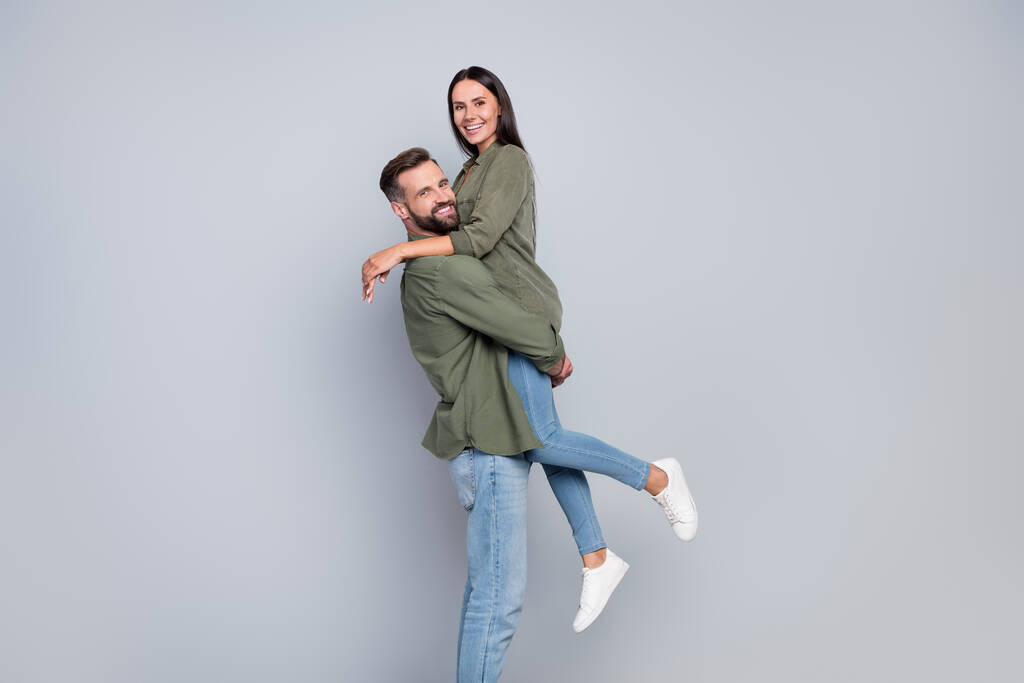 Fotografie navždy spolu dáma chlap manželé objetí nosit vychutnat líbánky izolované přes šedou barvu pozadí. - Fotografie, Obrázek