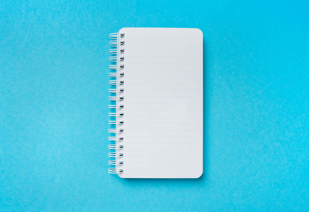 Mockup notebook primavera vuota con spazio di copia su uno sfondo blu. - Foto, immagini