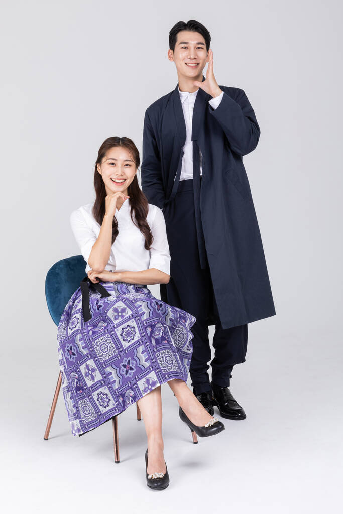 korejský mladý pár, muž a žena v moderním Hanboku, mluví - Fotografie, Obrázek